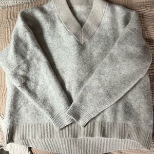 lululemon athletica Women's Light Gray V-Neck Sweater